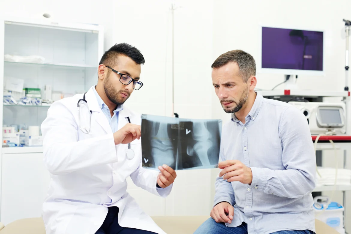 How to Choose the Right Joint Surgeon for Knee and Hip Replacement in India?